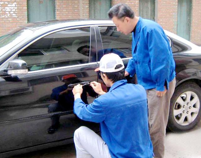 阿合奇汽车钥匙丢在车里面怎么办?